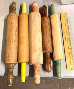 lot 145 image: Vintage Rolling pin collection - keep ALL the family in line