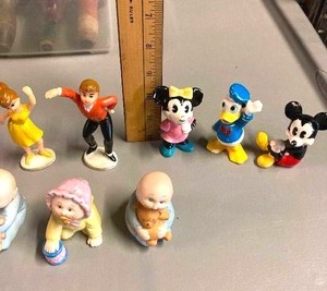 lot 148 image: Vintage toys - Madame Alexander CISSETTE doll&nbsp w detached head, group of small figurines - Disney, Our Gang, Cabbage Patch, &amp Bugs Magnet