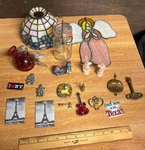 lot 158 image: Small treasures lot - vintage &amp retro memrobilia