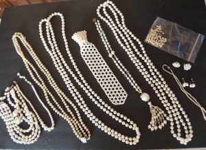 lot 29 image: Jewelry