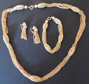 lot 36 image: JEWELRY