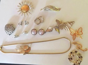 lot 12 image: Jewelry