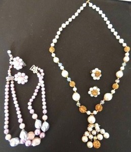 lot 20 image: Jewelry