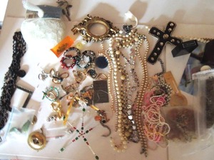 lot 135 image: Jewelry