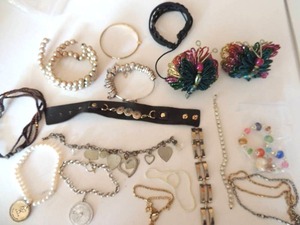 lot 110 image: Jewelry