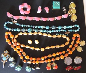 lot 28 image: Jewelry