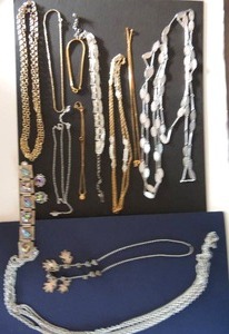 lot 9 image: Jewelry