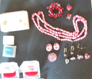 lot 42 image: Jewelry