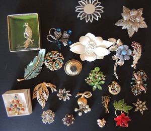 lot 17 image: Jewelry