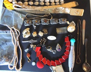 lot 44 image: Jewelry