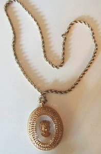 lot 18 image: Jewelry