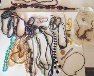 lot 111 image: Jewelry