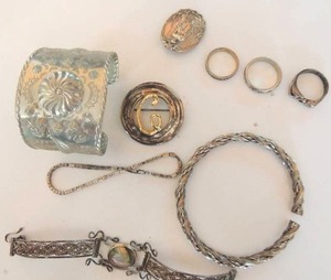 lot 78 image: Jewelry