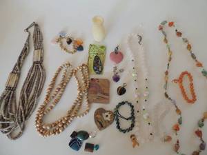 lot 66 image: Jewelry