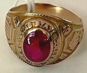 lot 8 image: 10K Gold Ruby