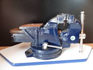 lot 15 image: CENTRAL FORGE 4 SWIVEL VISE