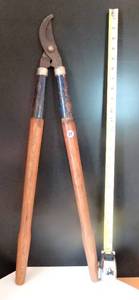 lot 37 image: LARGE PAIR OF TREEBUSH LOPPERS