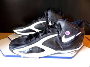 lot 76 image: NIKE PRACTICE CLEATS WORN BY DALLAS COWBOYS PLAYER (ACTUAL PLAYER UNKNOWN) - SIZE 18