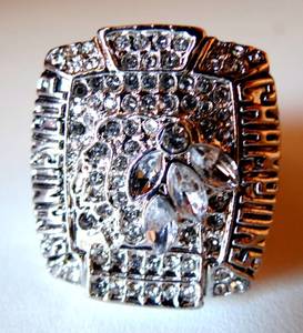 lot 82 image: 2010 CHICAGO BLACKHAWKS JONATHAN TOEWS REPLICA NHL CHAMPIONSHIP RING - SIZE 14