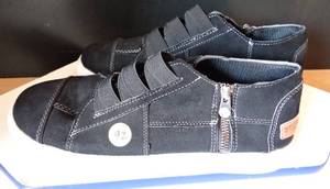 lot 92 image: SPORT BEST FASHION SNEAKERS - SLIGHT USED - VG CONDITION