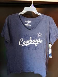 lot 120 image: DALLAS COWBOYS WOMENS V NECK T-SHIRT - SIZE 2XL - NEW W TAGS