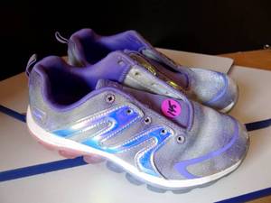lot 145 image: SPORT CHILDS SNEAKERS - SIZE 1
