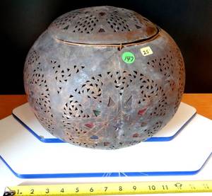 lot 147 image: LARGE HANGING HAND MADE MOROCCAN STYLE LANTERN
