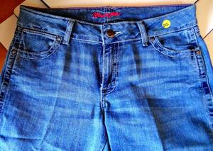 lot 212 image: WOMENS WRANGLER JEANS - VGC - SIZE 1112 X 34
