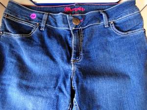 lot 214 image: WOMENS WRANGLER JEANS - VGC - SIZE 1112 X 34