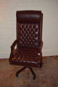 lot 25 image: Paoli Button-Tufted Conference Chair, 32 x 25 x 49.5 tall    DFW SHIPPING COST $20 PICKUP SUNDAY 829 1P-5P