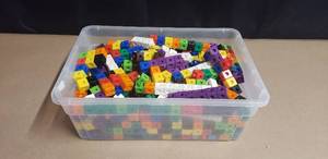 lot 49 image: Manipulative Multi-Link Snap Cubes