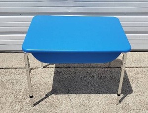 lot 138 image: Kids Sand Table with Lid