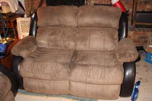 lot 30 image: Dual Reclining Love Seat, matches Lot 29