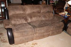 lot 29 image: Dual Reclining Couch, matches Lot 30