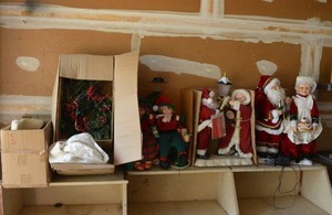 lot 33 image: Plug-In Santas and Mrs. Claus, Elves, Wreath and Decorations