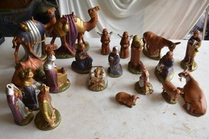 lot 122 image: Manger Scene Figurines