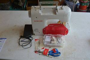 lot 42 image: Singer Professional 2010 Sewing Machine with Accessories