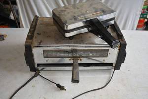 lot 49 image: VillaWare Quattro Pizzelle Baker and Toastmaster Broiler