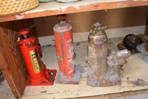 lot 52 image: Hydraulic Jacks, 3 Total (3 Ton and 5 Ton)