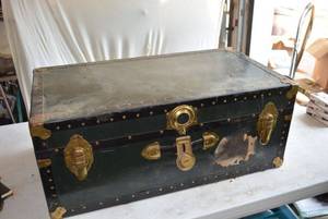 lot 82 image: Vintage Air Force Foot Locker and Contents