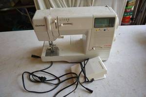 lot 86 image: Singer Quantum Sewing Machine with Foot Pedal