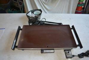 lot 87 image: GE Electric Griddle and Desk Lamp with Magnifier