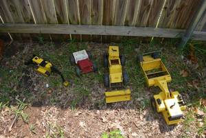 lot 490 image: Toy Metal Tonka Trucks and Jeep