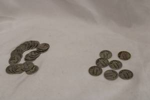 lot 365 image: 29 total -Standing Liberty Quarters 22 poor quality, 7 G-4  from 1920s (2-19252-19263-1929)