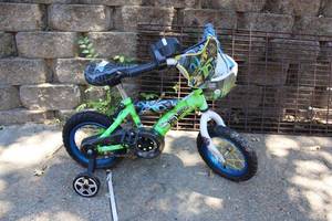 lot 497 image: 12 Hot Wheels Bicycle with Training Wheels and The Good Dinosaur Helmet
