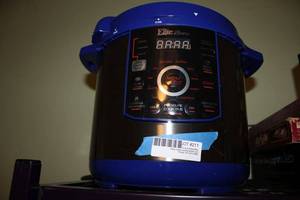 lot 211 image: Elite Bistro Pressure Cooker