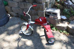 lot 233 image: Roadmaster Tricycle