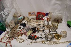 lot 403 image: Vintage jewelry selection. Includes some complete jewelry and broken pieces for repairs, parts.