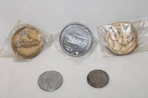 lot 419 image: Coins and coin theme selection. Includes Fort Worth Silver & Gold Exchange cloth bag with drawstring, (2) Buckmaster and (1) Train collector coins, 100 Lira coin 1979, 10 Pence 1992