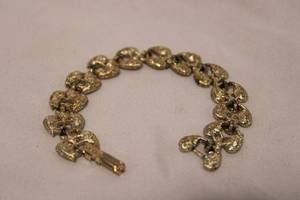 lot 429 image: Signed CORO gold tone bracelet. Stamped Coro on box clasp. 7L
